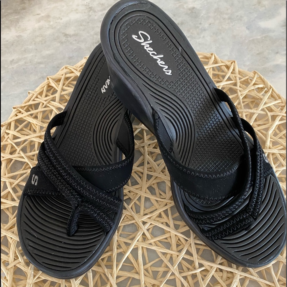 Sketchers soft sole shoes size 9